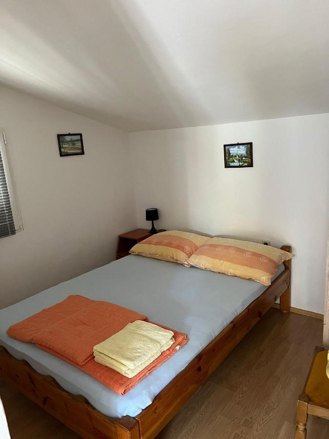 Apartments Tea Karlobag Esterno foto